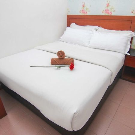 ג'והור בהרו Rose Cottage Hotel Taman Daya מראה חיצוני תמונה